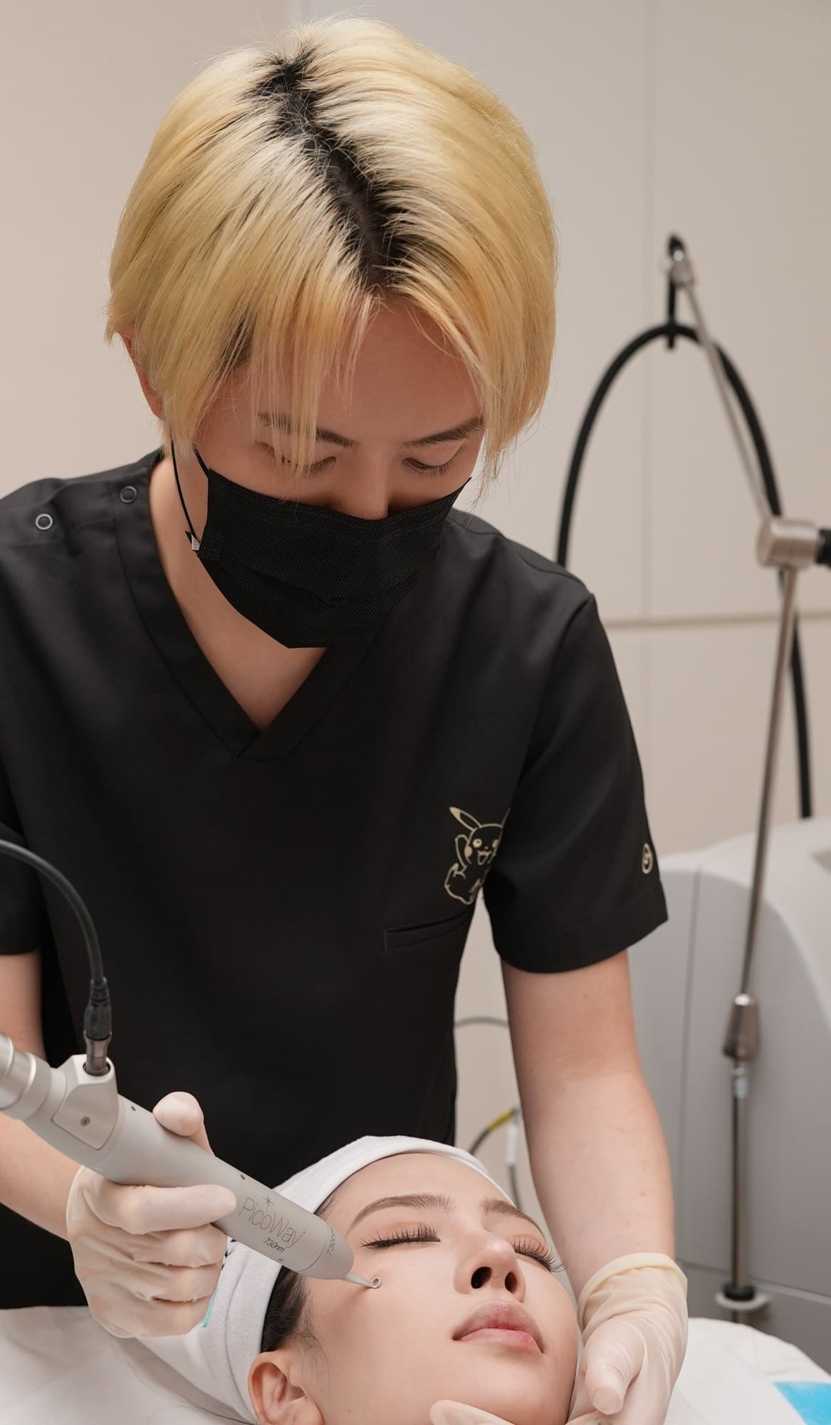 Dr. Lancho performing a PicoWay treatment session